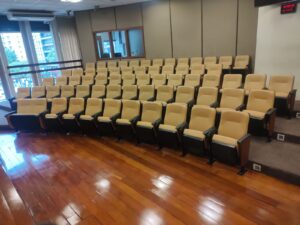 Higienização de Poltronas de Auditório: Preserve o Conforto, a Durabilidade e a Boa Impressão do Seu Espaço Higienização de Poltronas de Auditório: Preserve o Conforto, a Durabilidade e a Boa Impressão do Seu Espaço